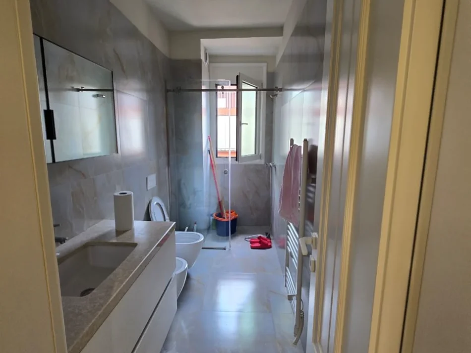 Tirane, shitet apartament 3+1 , 157 m² 