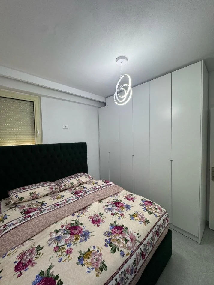 Tirane, jepet me qera apartament 2+1 Kati 2, 75 m² 500 € (Shkoze, Kompleksi Tom Doshi)