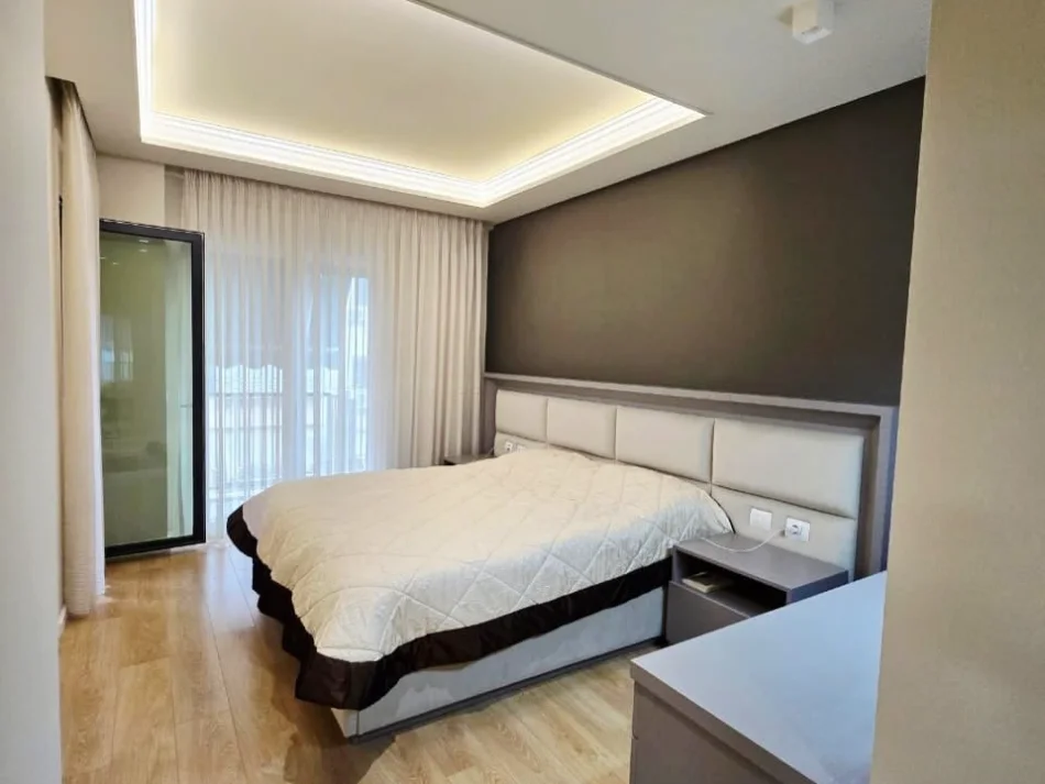 Tirane, shitet apartament 3+1 , 157 m² 