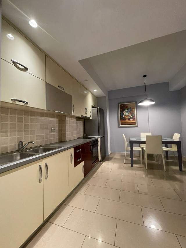 Tirane, jepet me qera apartament 2+1 Kati 10, 79 m² 700 Euro (KOMUNA E PARISIT)