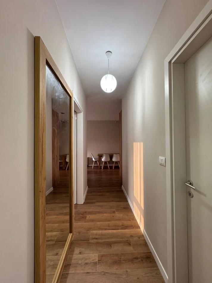 Tirane, jepet me qera apartament 2+1+Ballkon Kati 4, 95 m² 550 € (Apartament 2+1+2+Parking Pet Qera Univers City Plotesisht I Mobiluar Pamje Parku)