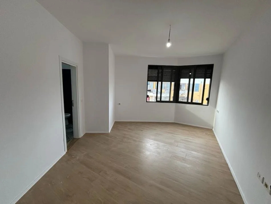Tirane, jepet me qera apartament 2+1+Aneks+Ballkon , 100 m² 400 € (Bulevardi Migjeni)