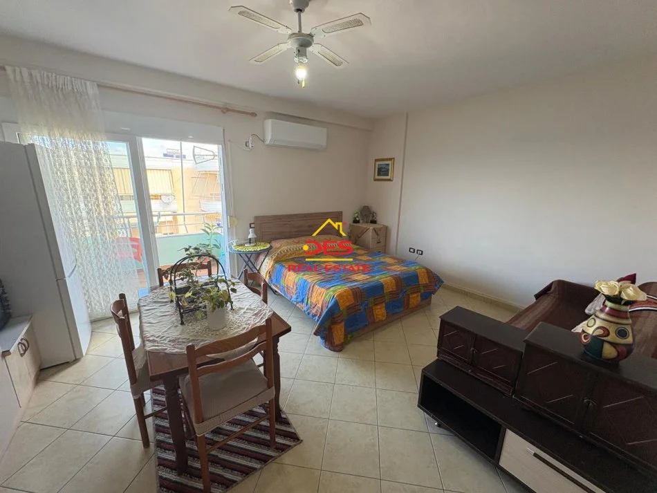 Vlore, jepet me qera apartament Kati 8, 50 m² 400 € (Rruga Murat Tërbaçi)