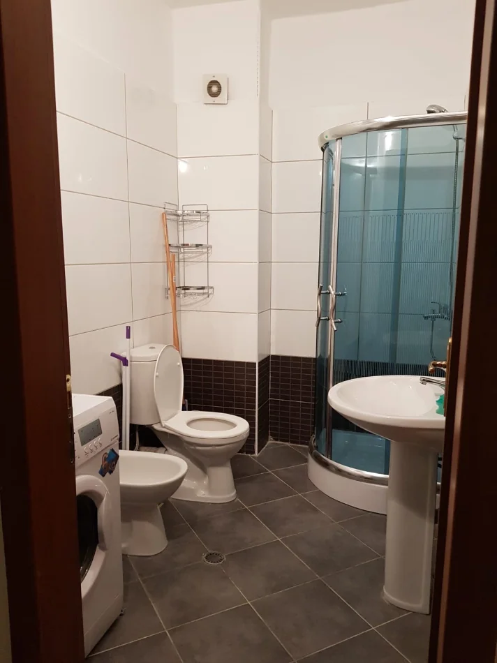 Tirane, jepet me qera apartament 1+1 Kati 10, 70 m² 420 € (Bar Artisti ne Astir)