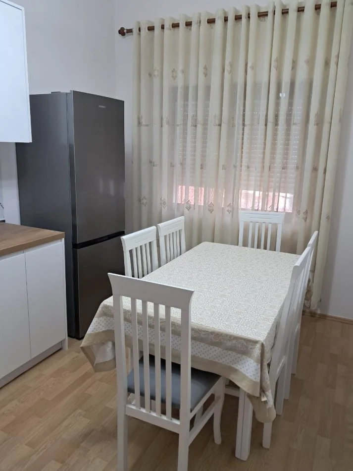Tirane, jepet me qera apartament 2+1 Kati 2, 100 m² 650 € (LIQENI I THATE,RRUGA HIQMET BUZI)