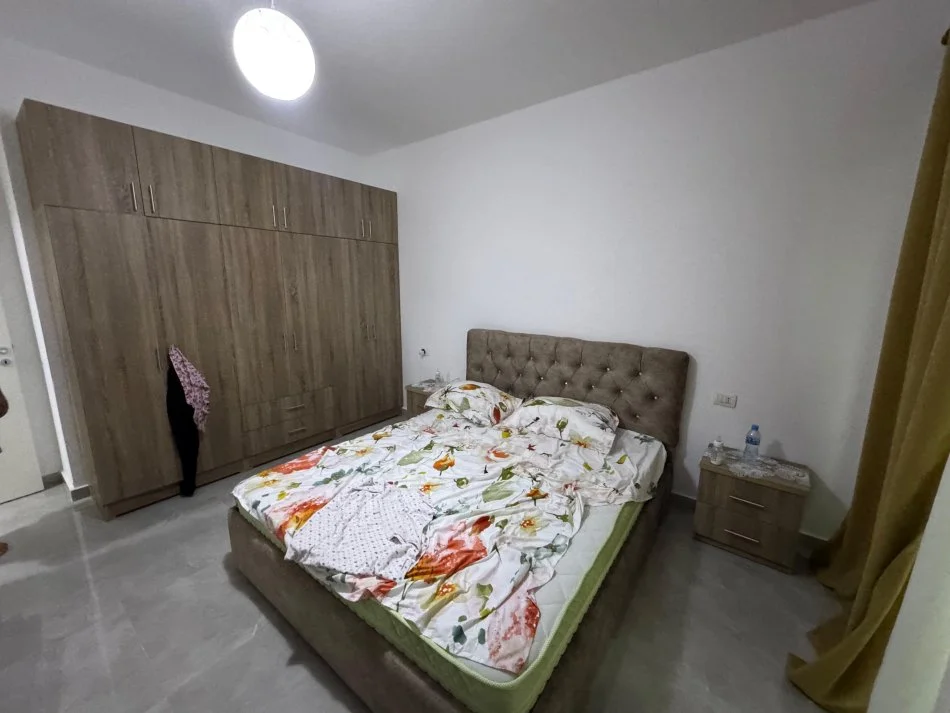 Tirane, jepet me qera apartament 1+1 Kati 4, 56 m² 450 € (Yzberisht)
