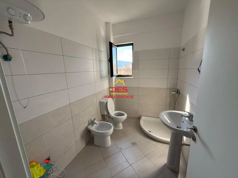 Vlore, shitet apartament 2+1+Ballkon Kati 2, 96 m² 120.000 € (Rruga Gjergj Kastrioti)