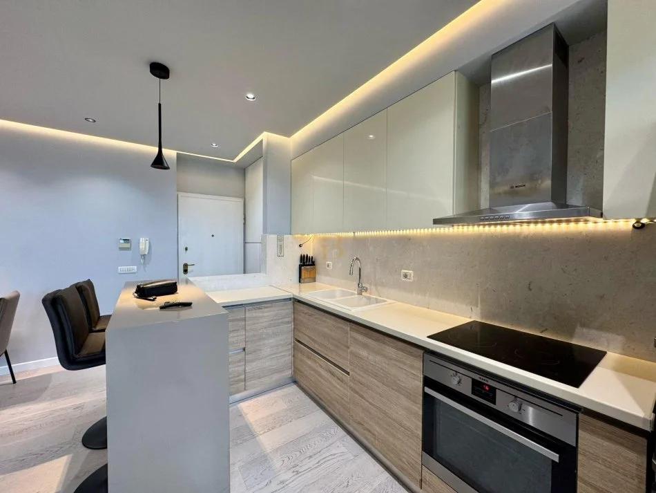 Tirane, jepet me qera apartament 2+1 Kati 1, 102 m² 950 € 