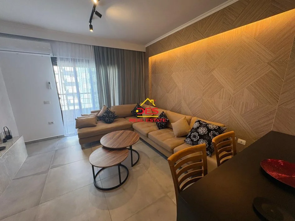 Vlore, jepet me qera apartament 2+1+Ballkon Kati 6, 95 m² 500 € (Rruga 7 Nëntori)