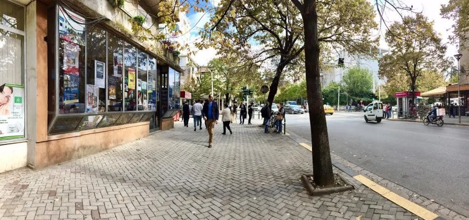 Tirane, jepet me qera apartament 1+1+Ballkon Kati 2, 750 € (Libri Universitar)