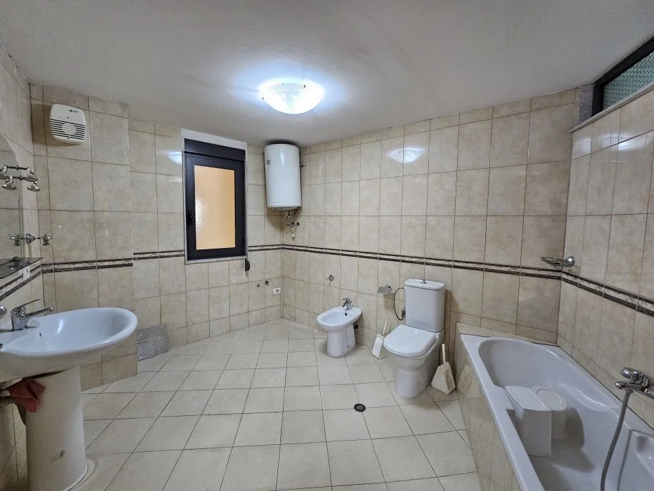 Tirane, jepet me qera ambjent biznesi Kati 3, 160 m² 1.600 € (Qender)