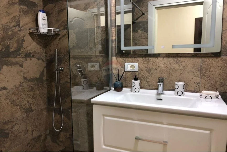 Tirane, jepet me qera apartament 2+1+Ballkon , 98 m² 600 € (Ish Dogana)