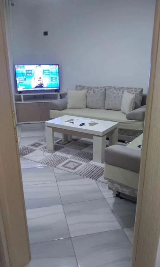 Apartament 1+1 me qera tek restoran durresi (400 euro)