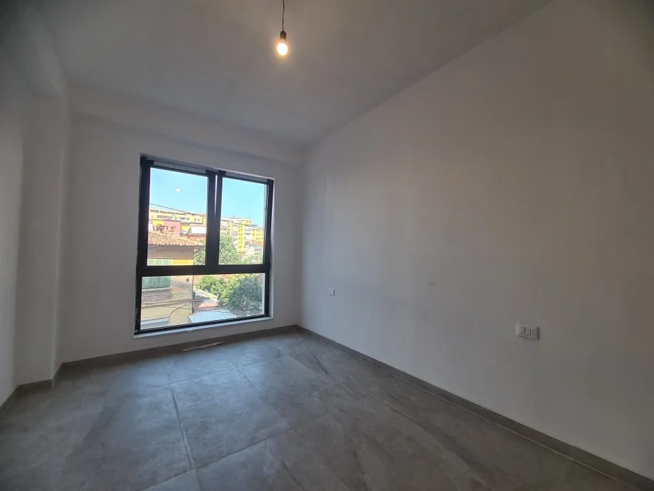 Tirane, shitet apartament 2+1+Ballkon Kati 1, 97 m² 225.000 € (Rruga Myslym Shyri)
