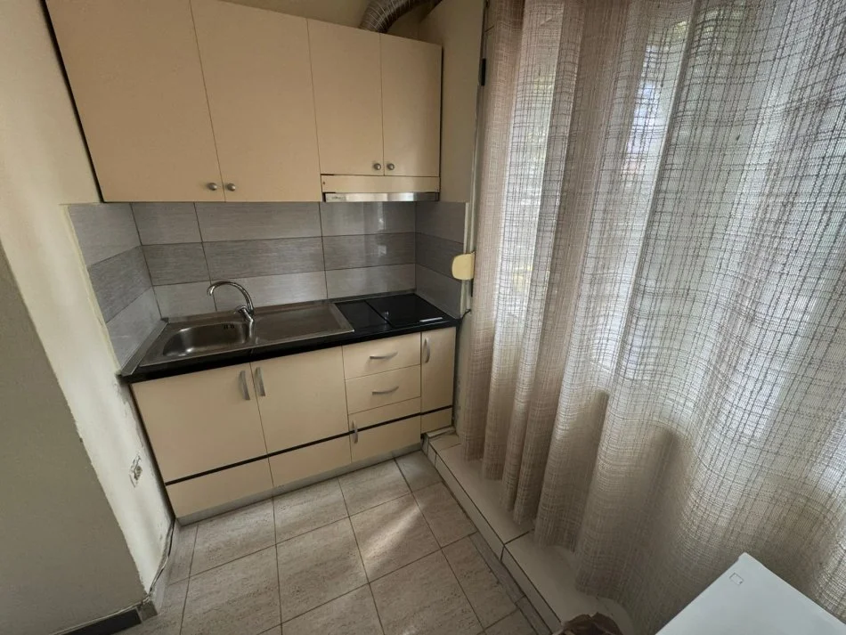 Grasoniere me qera tek Stacioni i Trenit/dispanceria (30,000 Leke)