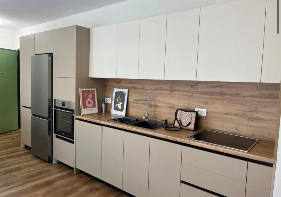 Super Apartament me qera ne Qender te Tiranes/Shkolla e kuqe (650 Euro)