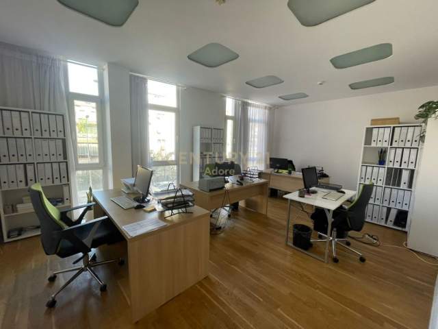 Tirane, jepet me qera zyre Kati 1, 239 m² 2.400 Euro (Komuna e Parisit)