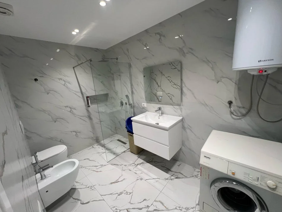 Tirane, jepet me qera apartament 2+1+Ballkon Kati 3, 93 m² 850 € (Rruga e Kavajes)