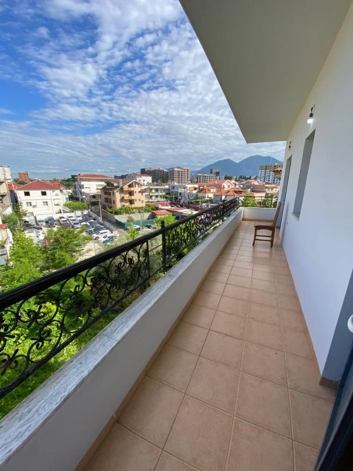 Tirane, jepet me qera apartament 3+1+Aneks+Ballkon, Kati 3, 170 m² 500 € (Brryli)