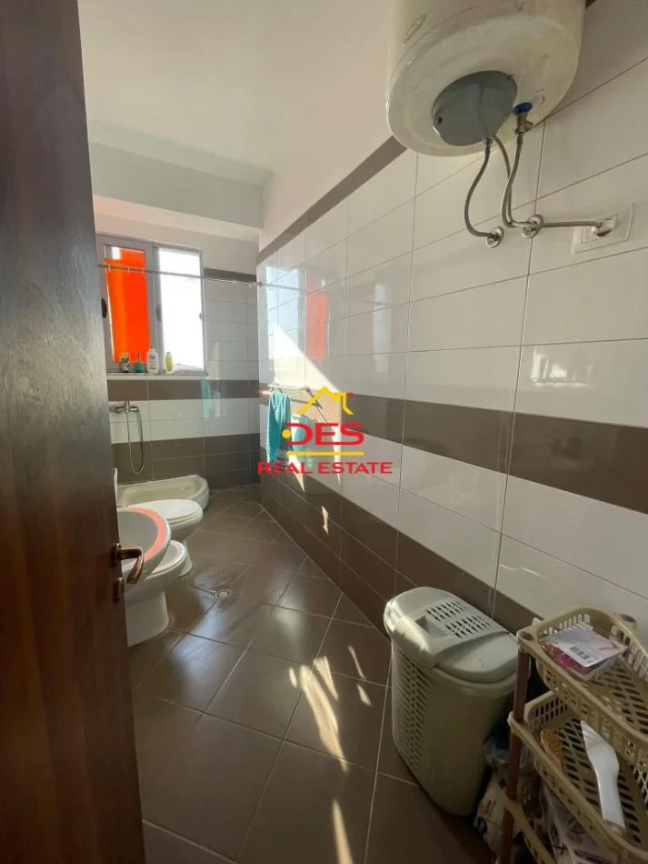 Vlore, jepet me qera apartament 2+1+Ballkon Kati 10, 125 m² 350 € (Rruga Dush Strati)