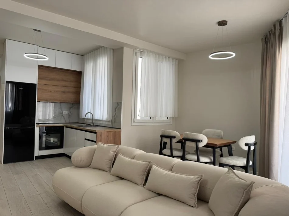 Tirane, jepet me qera apartament 1+1+Ballkon Kati 2, 70 m² 650 € (River Residence Astir)