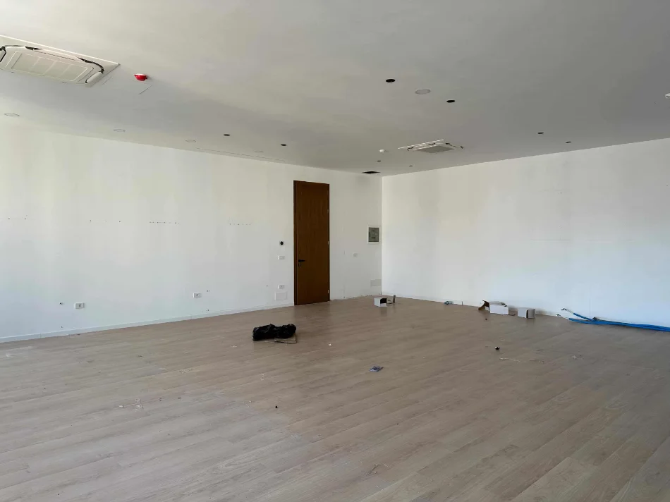 Tirane, jepet me qera ambjent biznesi Kati 5, 140 m² 2.380 € (Kompleksi Delijorgji)