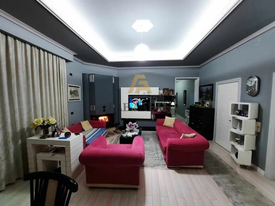 Pogradec, shitet GODINE MULTIFUNKSIONALE , 1.317 m² 700.000 € (Pogradec, Lagjia 1)