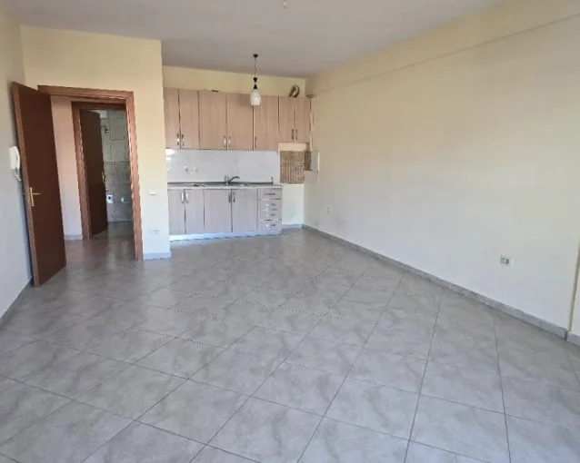 Tirane, jepet me qera apartament 2+1+Aneks+Ballkon Kati 3, 120 m² 800 € (ish stacioni i trenit)
