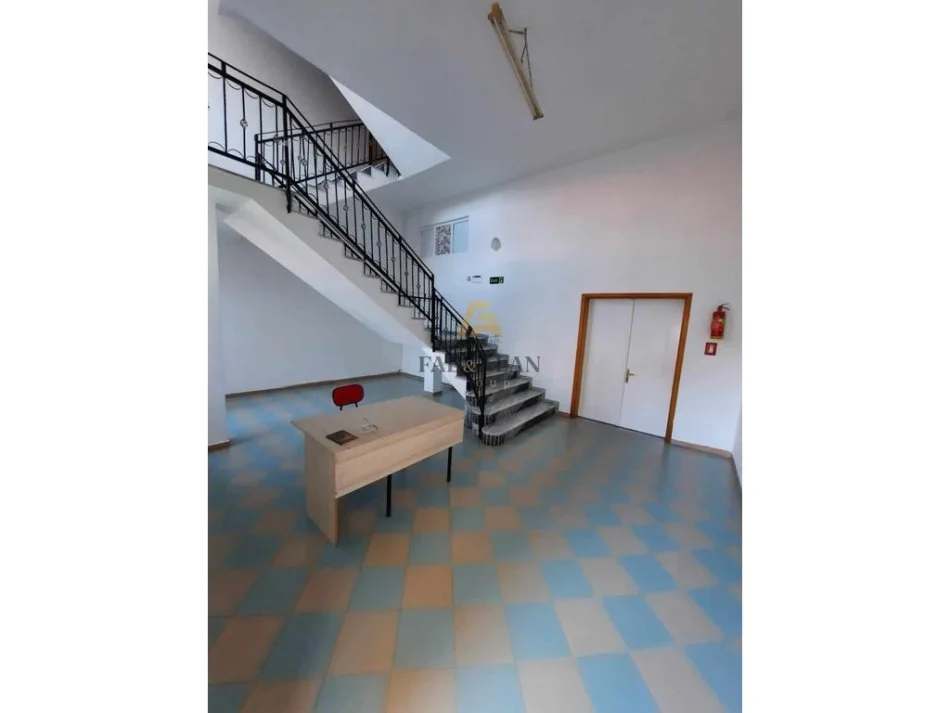 Pogradec, shitet GODINE MULTIFUNKSIONALE , 1.317 m² 700.000 € (Pogradec, Lagjia 1)