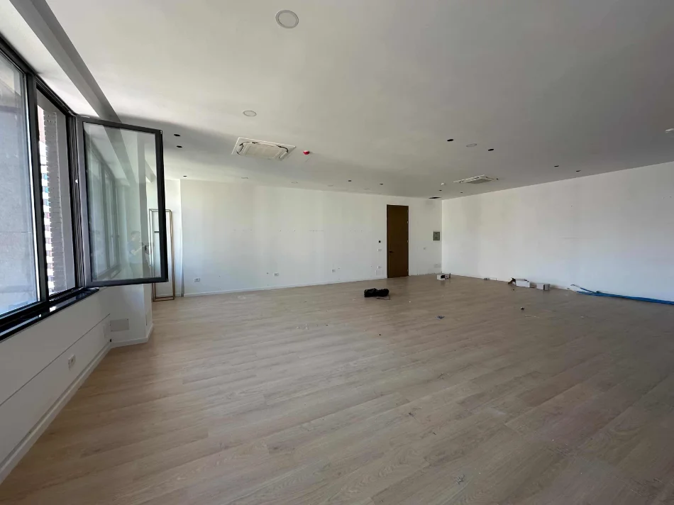 Tirane, jepet me qera ambjent biznesi Kati 5, 140 m² 2.380 € (Kompleksi Delijorgji)