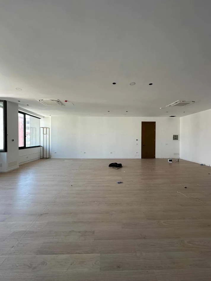 Tirane, jepet me qera ambjent biznesi Kati 5, 140 m² 2.380 € (Kompleksi Delijorgji)