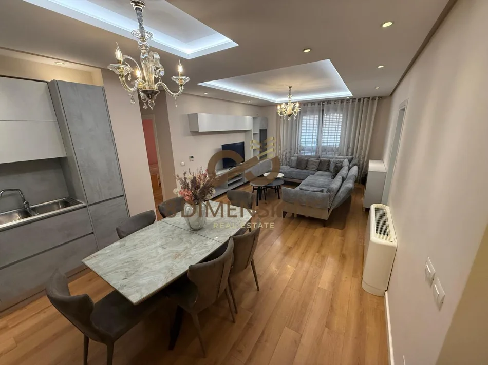 Tirane, jepet me qera apartament 3+1+Ballkon Kati 3, 125 m² 850 € (kinostudio)