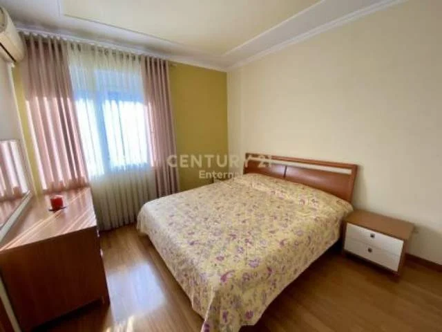 Tirane, jepet me qera apartament 2+1 Kati 4, 120 m² 1.300 Euro (Blloku)
