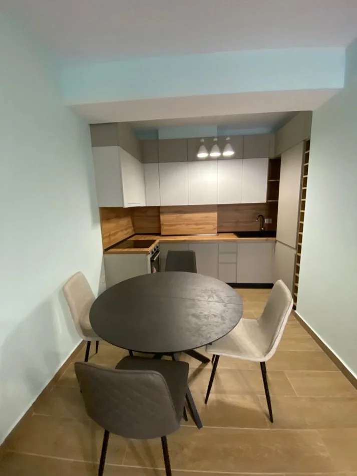 Tirane, jepet me qera apartament 1+1+Ballkon Kati 4, 60 m² 500 € (Kodra E Diellit)