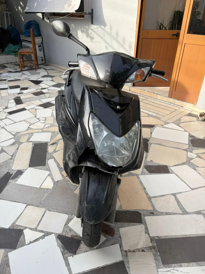 Tirane, Scooter Yamaha 125 , e zeze 64.000 km 550 €