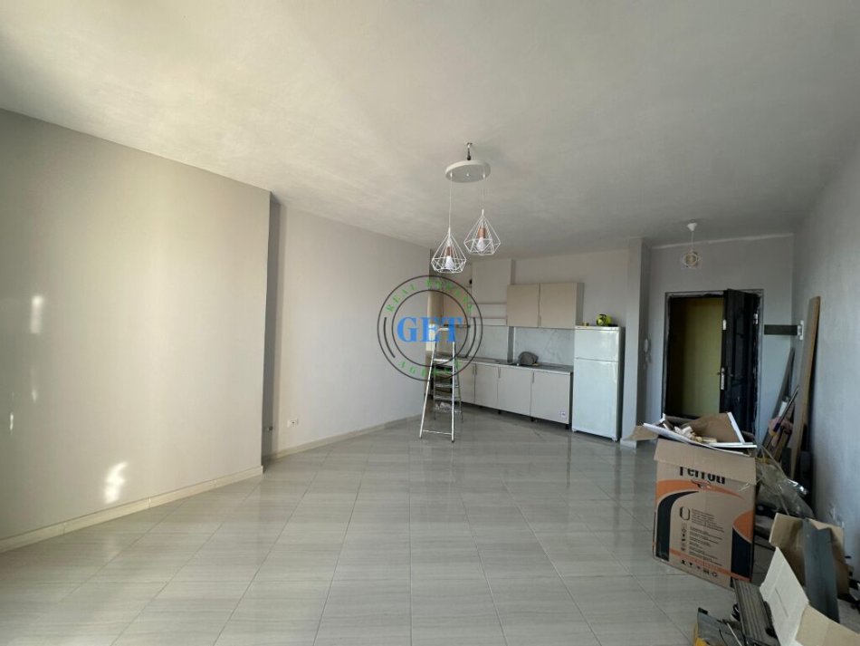Durres, jepet me qera apartament 1+1+Ballkon Kati 8, 65 m² 250 € (Parku Vala , Durres)