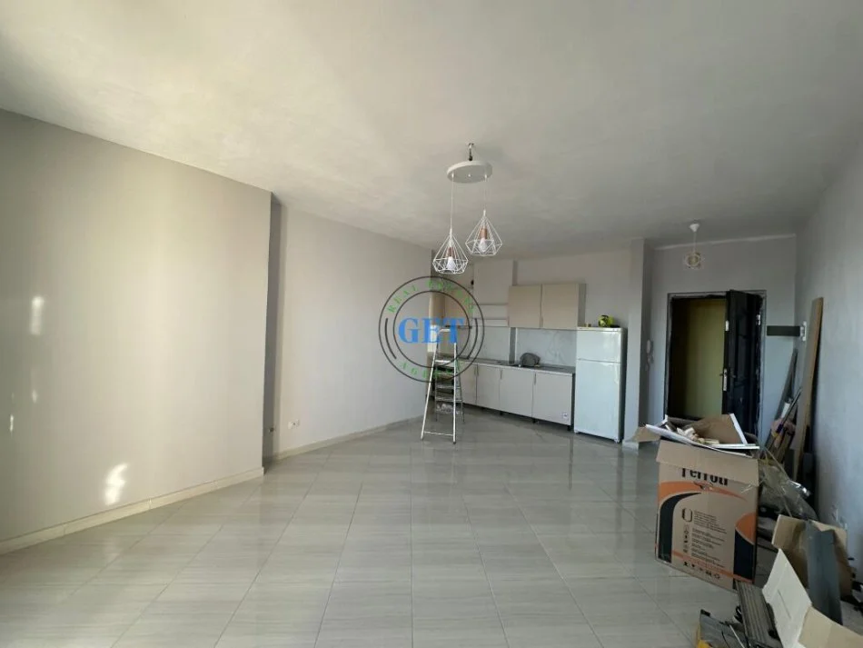 Durres, jepet me qera apartament 1+1+Ballkon Kati 8, 65 m² 250 € (Parku Vala , Durres)