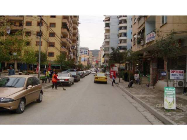 Tirane, jepet me qera magazine Kati -1, 160 m² 390 Euro (komuna e parisit)