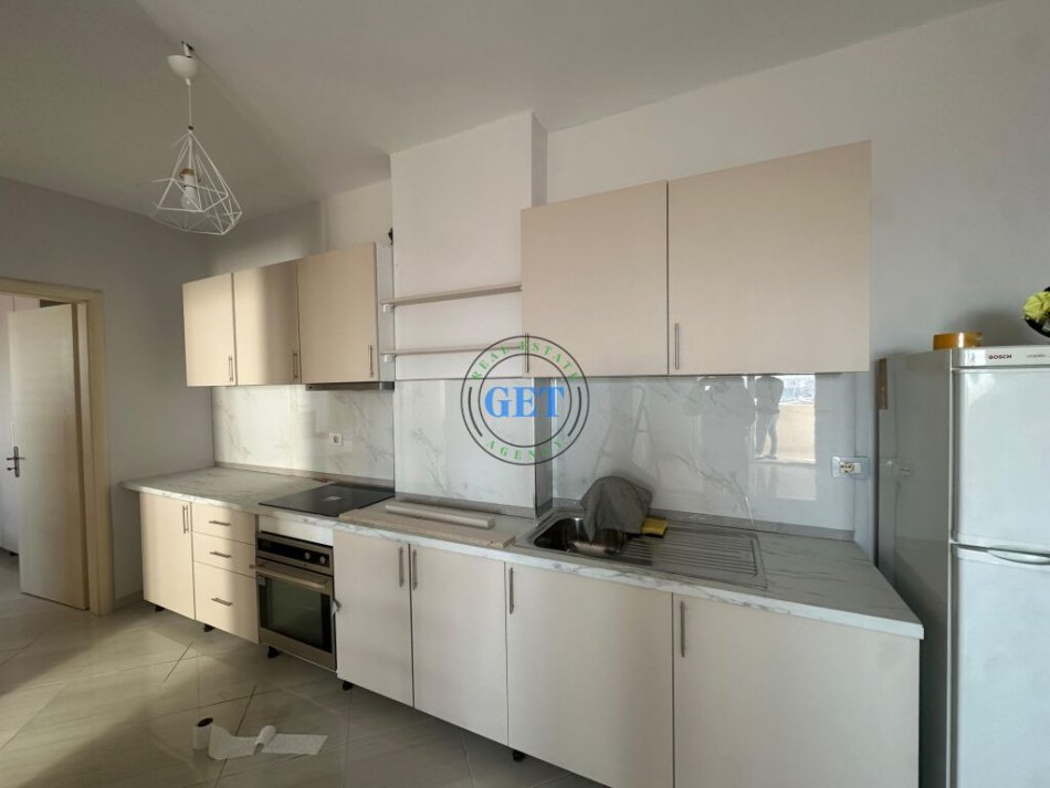 Durres, jepet me qera apartament 1+1+Ballkon Kati 8, 65 m² 250 € (Parku Vala , Durres)