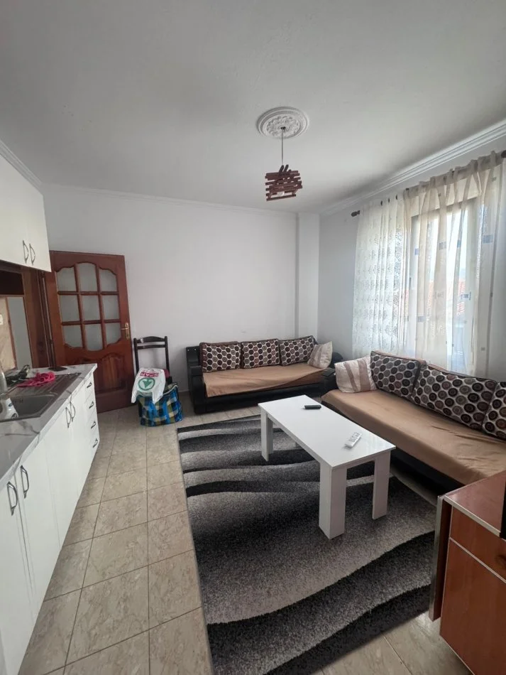 Tirane, jepet me qera apartament 1+1+Ballkon Kati 4, 65 m² 350 € (rruga 5 Maj)