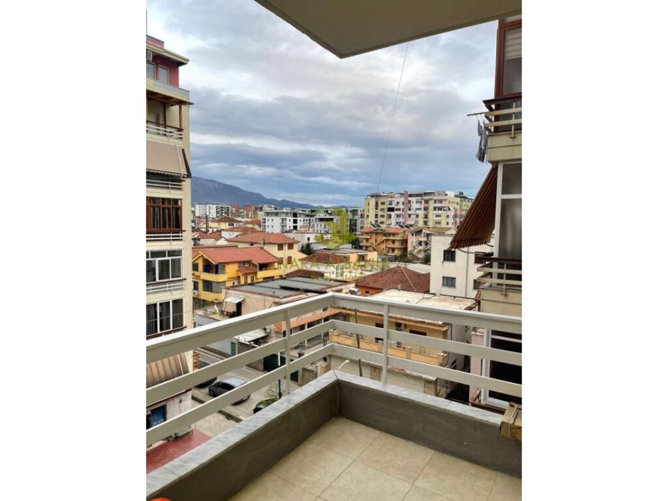 Tirane, jepet me qera apartament 2+1 Kati 4, 600 € 