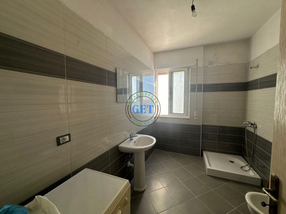 Durres, jepet me qera apartament 1+1+Ballkon Kati 8, 65 m² 250 € (Parku Vala , Durres)