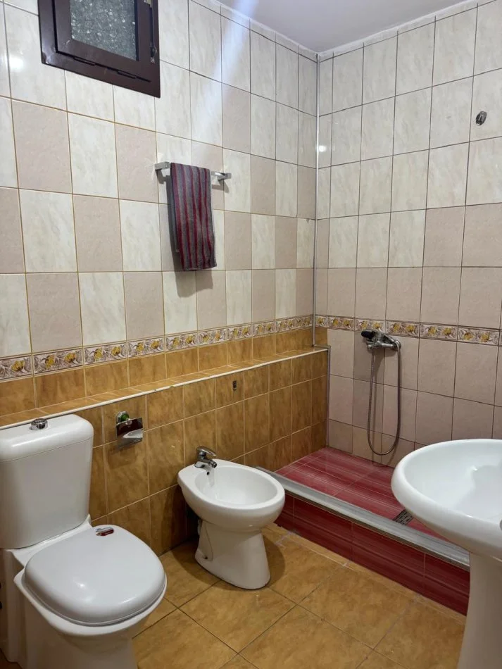 Tirane, jepet me qera apartament 1+1+Ballkon Kati 5, 65 m² 450 € (Blloku Gintash Laprake)
