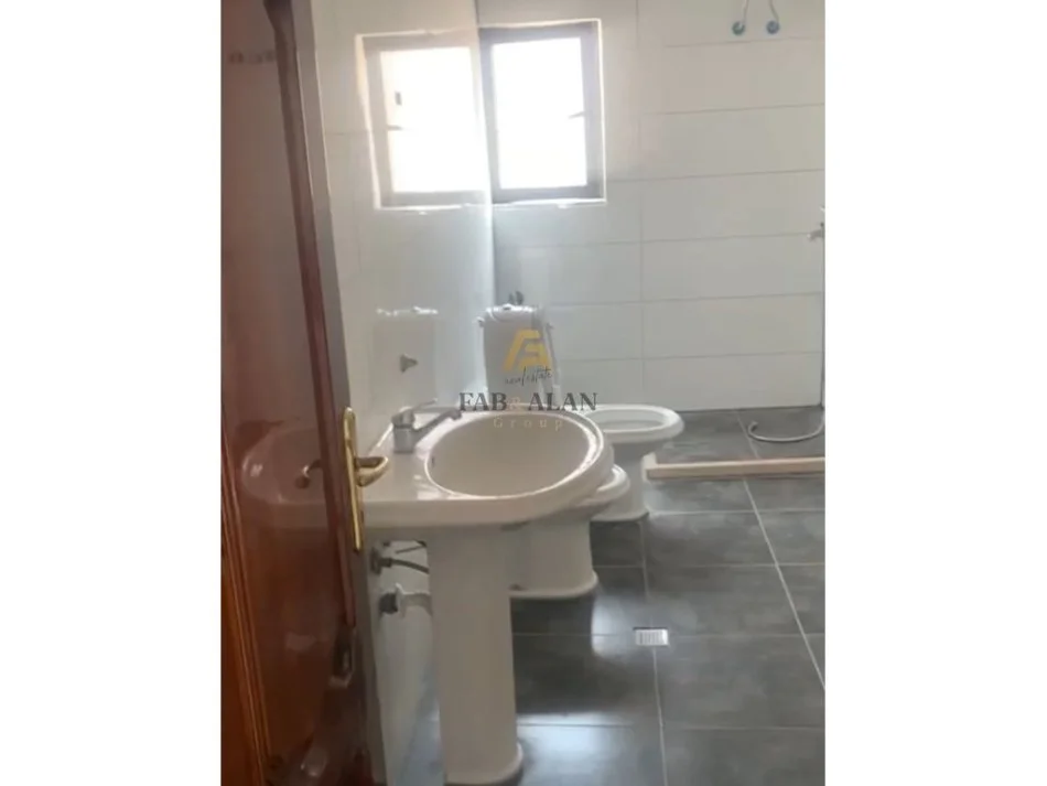 Tirane, shitet KAT VILE Kati 3, 149 m² 202.000 € (Komuna e Parisit)