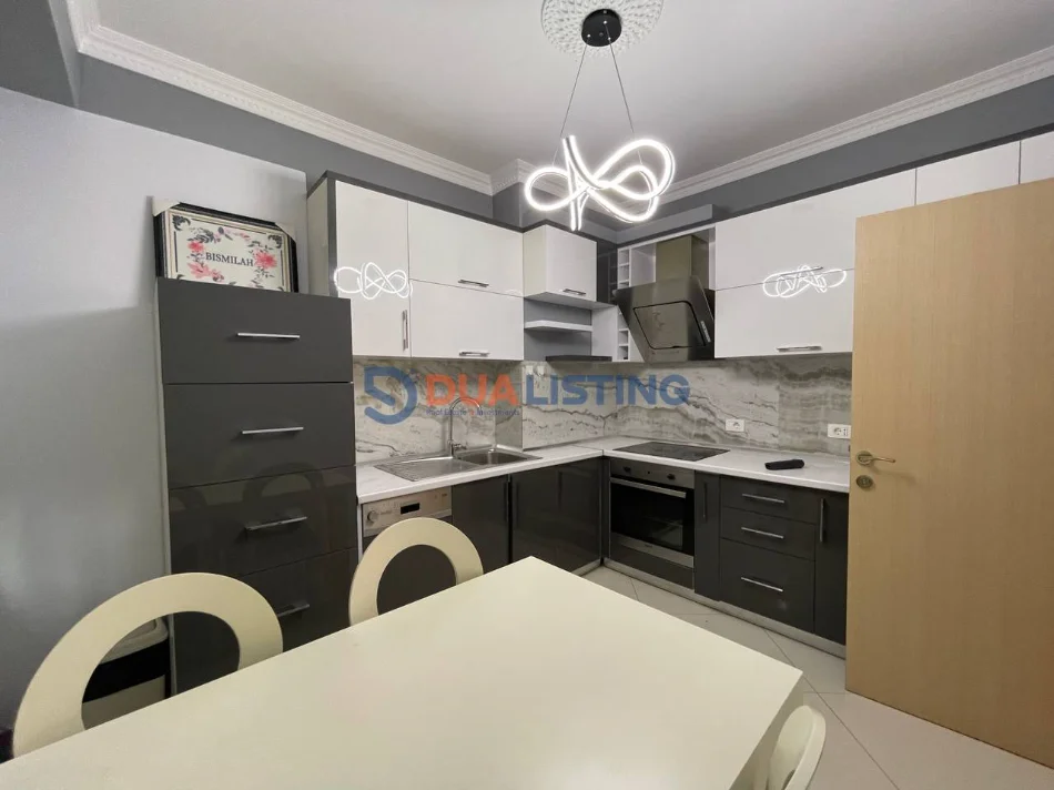 Tirane, jepet me qera apartament duplex 3+1 , 173 m² 1.500 € 
