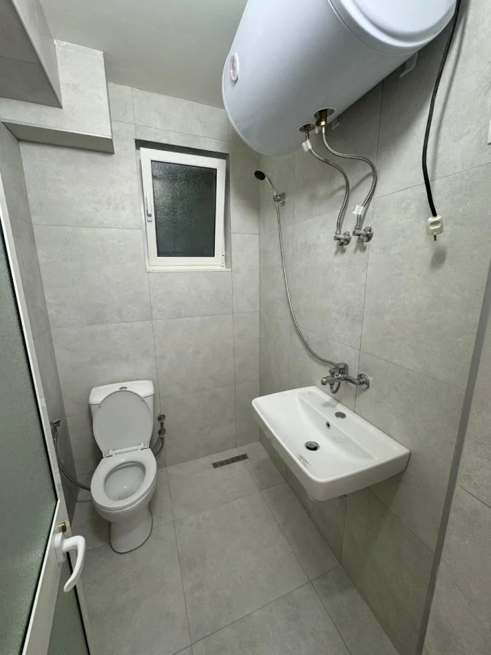 Tirane, jepet me qera apartament 1+1 Kati 1, 55 m² 410 € (Rruga "Pjeter Budi")