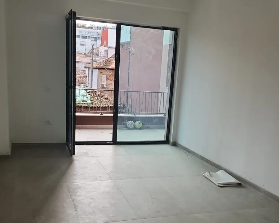 Tirane, jepet me qera ambjent biznesi Kati 2, 97 m² 1.299 € (rruga e kavajes , 21 Dhjetori)