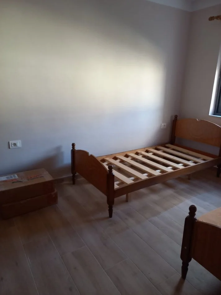 Tirane, jepet me qera apartament 2+1+Ballkon Kati 4, 550 € (Rruga mine peza)