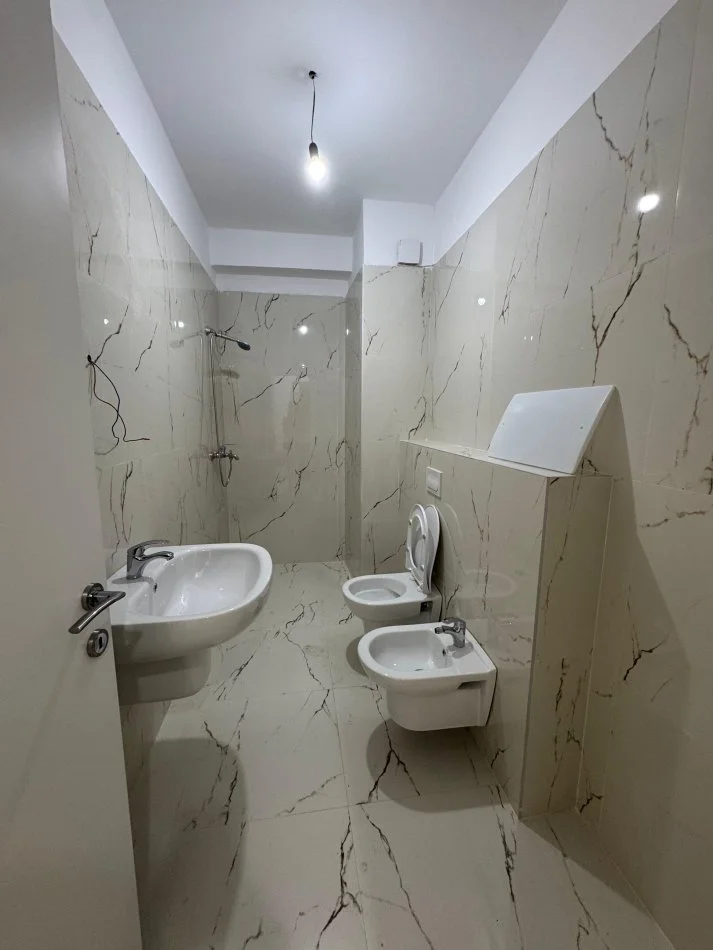 Tirane, jepet me qera apartament 2+1+Aneks+Ballkon Kati 3, 90 m² 850 € (qender)