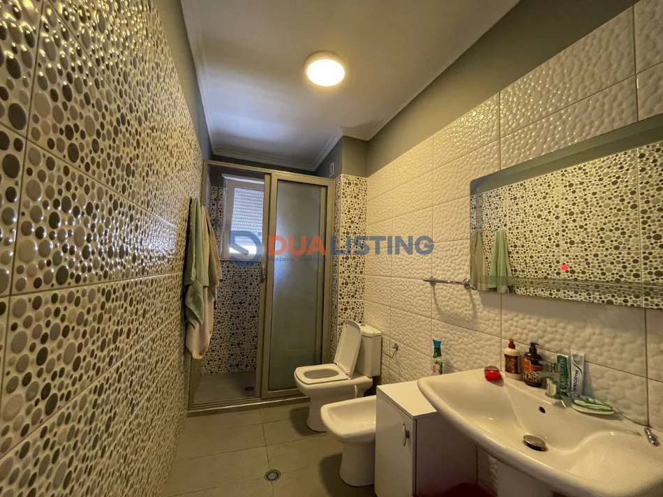 Tirane, jepet me qera apartament duplex 3+1 , 173 m² 1.500 € 